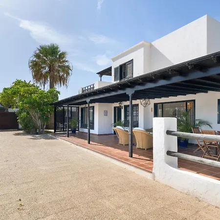 Semesterbostad Casa Maresia, Playa Bastian Sea Views - Communal Swimming Pool *