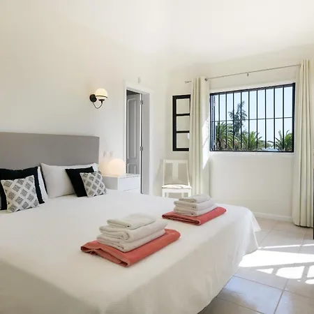 Casa Maresia, Playa Bastian Sea Views - Communal Swimming Pool بيت للعطل *